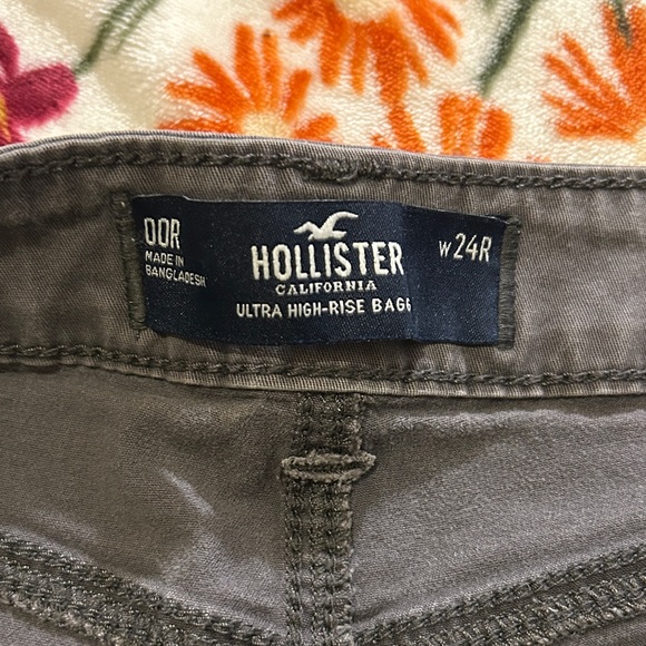Hollister ultra high rise baggy cargos !🩶 - Picture 3 of 3